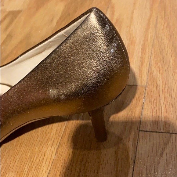 Isaac Mizrahi Live Jamie Gold Metallic Pumps - Picture 10 of 16